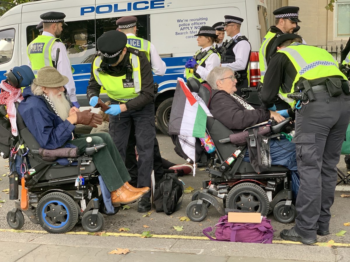 Normanjam67's tweet image. Thank god we have the Metropolitan Police to save us from these dangerous terrorists.