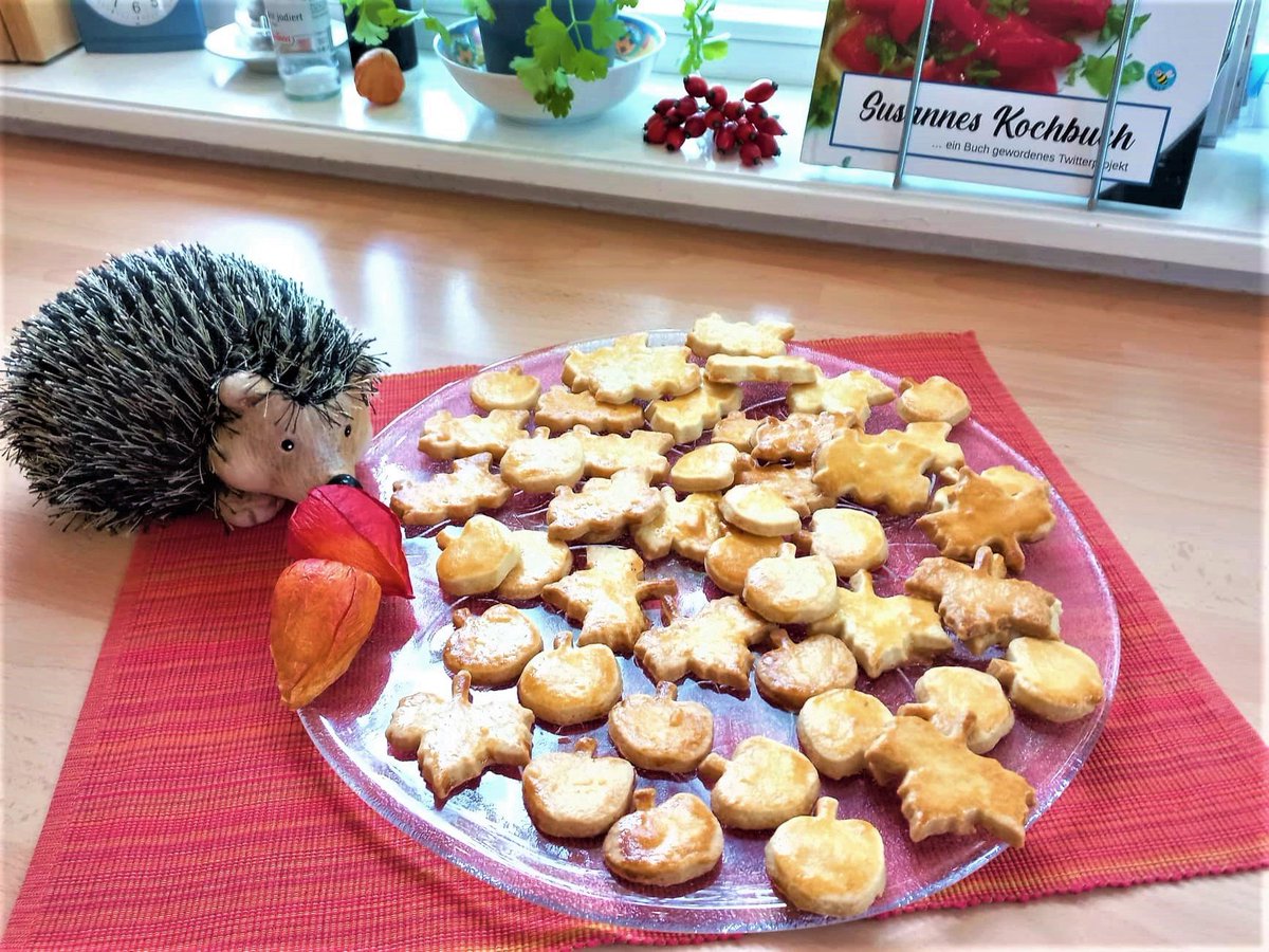 Herbstliche Blätter, Äpfelchen und Birnen - aus Mürbeteig, eine kleine Feinigkeit zu Kaffee, Tee oder Kakao, passend zum Wetter da draußen. 

Ganz einfach und schnell gebacken. 🙂

(Rezept-Thread)