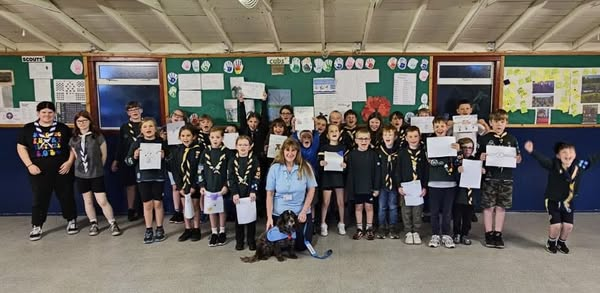 In Aberdeenshire: volunteer 𝐉𝐚𝐜𝐪𝐮𝐞𝐥𝐢𝐧𝐞 &amp; 𝐓𝐡𝐞𝐫𝐚𝐩𝐞𝐭®𝐅𝐞𝐫𝐧 visited 𝟏𝐬𝐭 𝐃𝐮𝐧𝐧𝐢𝐜𝐡𝐞𝐧 𝐂𝐮𝐛𝐬 (𝐋𝐞𝐭𝐡𝐚𝐦)
The cubs enjoyed learning about the work 𝐓𝐡𝐞𝐫𝐚𝐩𝐞𝐭𝐬 do and 𝐅𝐞𝐫𝐧 loved meeting all the children .... 🐾🐾
<a href="/TherapetC/">@Therapet-CCST</a> <a href="/CanineConcern/">CanineConcernTrust</a>