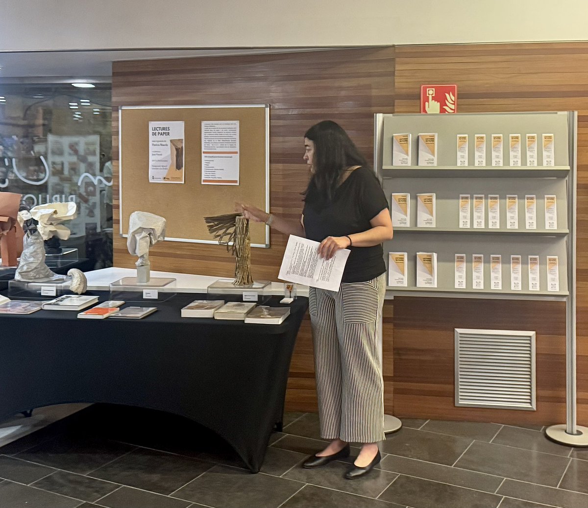 patricia_maseda's tweet image. A la inauguració, que va tenir lloc el dijous 2 d’octubre, vaig comentar cadascuna de les nou #escultures de #paper posant-les en relació amb la matèria corresponent segons la classificació bibliogràfica CDU i amb les #lectures triades per la #biblioteca