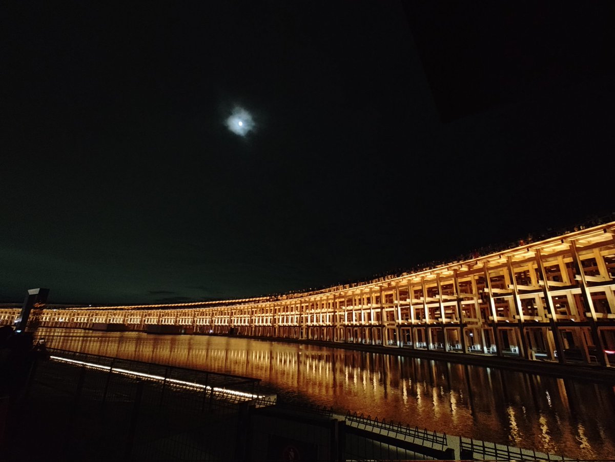 EXPO2025 ドローンで出口を案内するのはナイスなアイデアだと思う。またドローンが終了した直後に隠れていた月が顔を出してきた。絶妙な演出だ。
#EXPO2025 #万博 #ドローン