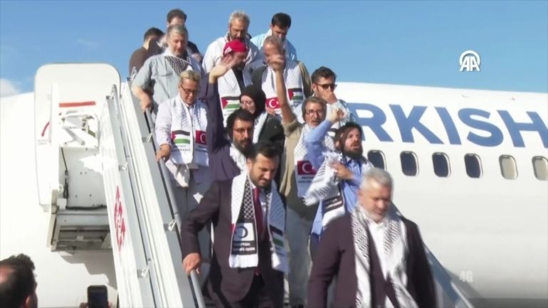 Küresel Sumud Filosu’nun bazı aktivistleri Türkiye'ye döndü

36’sı Türk vatandaşı, toplam 137 aktivist, İstanbul Havalimanı’nda sloganlarla karşılandı

Gaza Genocide, 
Siyonist Terörist #Israel 
#FreeTheActivists #SumudFlotilla