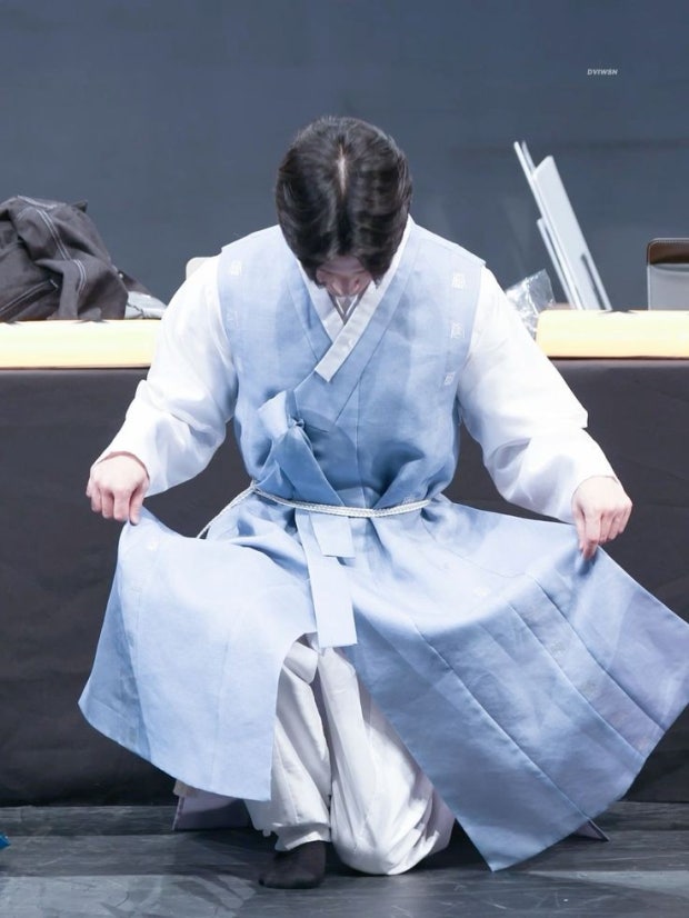 여러분 일찍이 그리고 오랜만에 인사올립니다
트치니들 추석 한가위 복 가득 받으십시오...ᰔᩚ 
앙(* ´ ▽ ` *)ﾉ💕