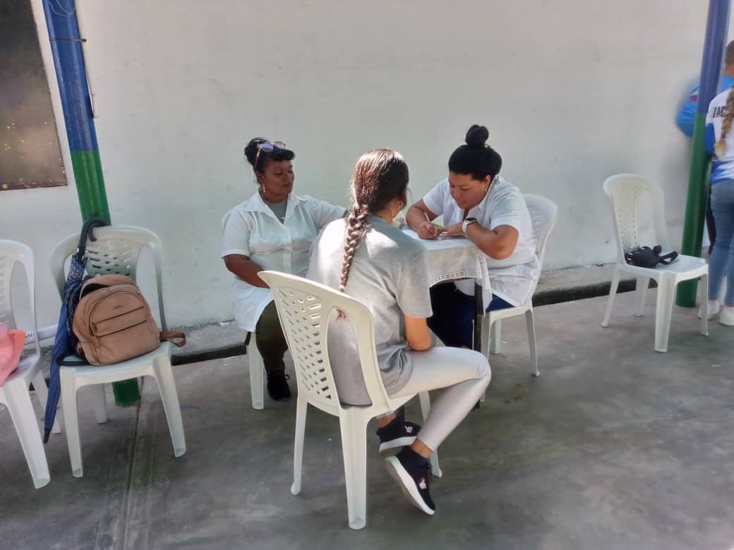 cubacooperaven's tweet photo. Solidaridad y compromiso de la Brigada Médica Cubana en Venezuela.

Jornada Médica Especial realizada por la Brigada Médica Cubana del Centro de Diagnóstico Integral Simón Bolívar, Pedraza. Estado Barinas, enfocada en el Día del Adulto Mayor.
 #CubaCoopera
 #CubaConVenezuela https://t.co/LGAtxX2aW9