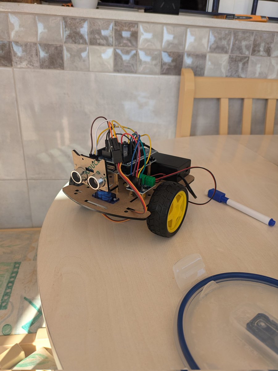 ibonconesa's tweet photo. Hoy hemos montado el regalo que le hice al mayor: un coche robot con una placa arduino para programar ( mayor va a robótica como extra escolar). Ha sido divertido el montaje, pero nos toca esperar 2 semanas por las pilas 3.7v que no leí y que son necesarias para que funcione 😭 https://t.co/dLr5SfRU4G