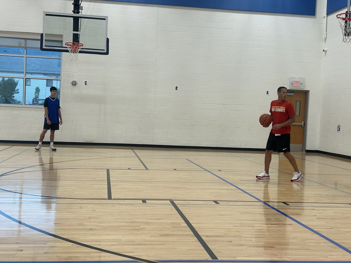 <a href="/DanRolfes/">Coach Rolfes</a> did a fantastic job in week four of our fall clinic series. DM if you’re interested in the video as he explains his approach early offense. Join us this Monday for <a href="/Hifivebball/">Iconic Status</a> from CBC on using 5 v 5 scrimmage to teach.