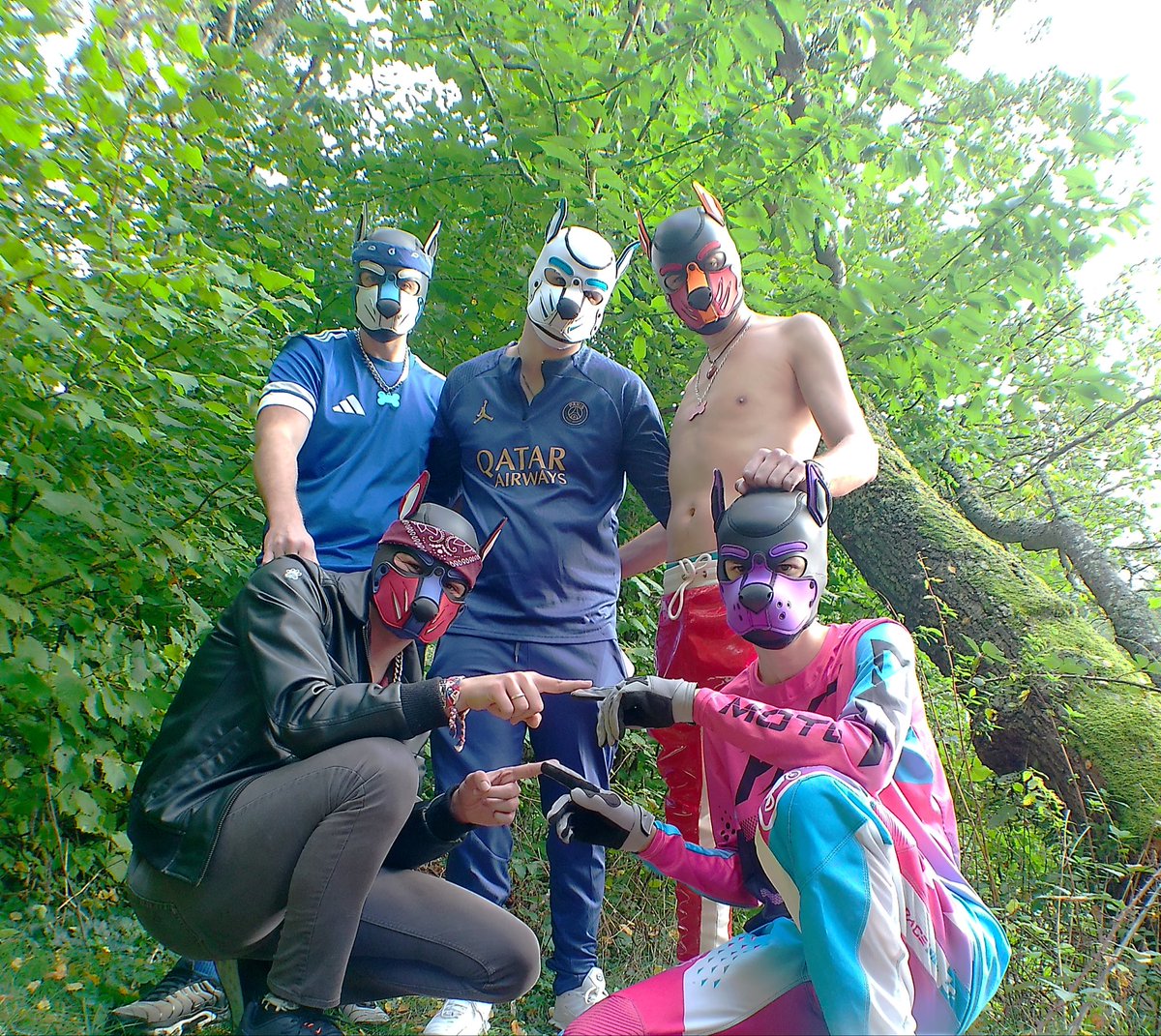 PuppyNano's tweet photo. Premières photos en pleine nature auvergnate avec  @PupMycky @PupNyko pup Quay et mon petit coeur @Pup_Cyrus60 🐾🐾

#humanpup #humanpuppyplaycomunity #puppyplay #puppyplaycomunity #kinkcommunity #frenchpuppy #frenchpuppyplay #mx #mxgear #rubberpup #kiffeur #frenchkiffeur https://t.co/5nV5s7INMS