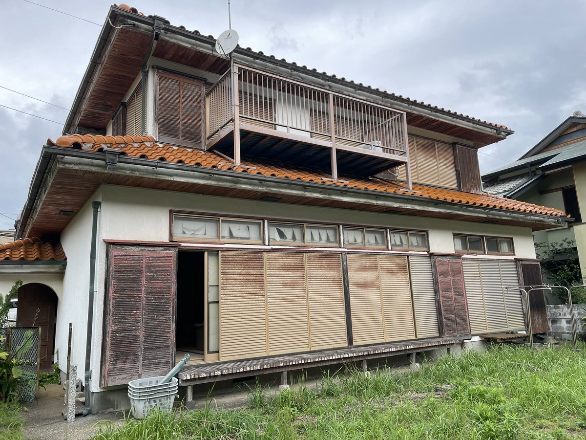 730ishigaki's tweet photo. 今日はジャンル違いながらも築古戸建てを視察へ。

住みながらリフォームしていくのもありかな？！
と思って行ってみたけど、実際に物件確認して工数を考えると半端ない。。

DIYで物件の再生を繰り返している皆さんを改めてリスペクト。 https://t.co/Y4H12AJkUH