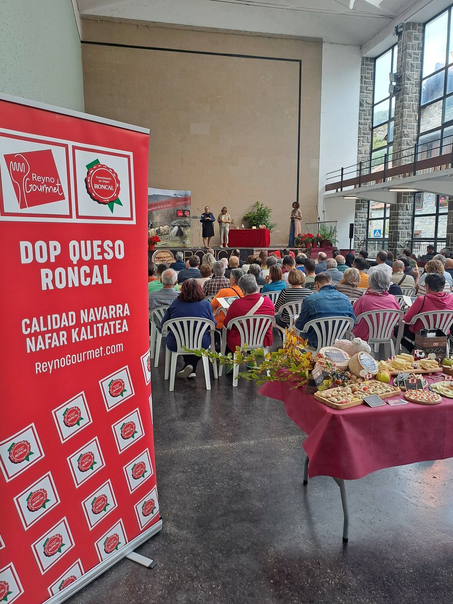 elsabaiao's tweet photo. La DOP Queso Roncal hoy se ha vestido de largo en un entrañable acto celebrado en Garde, que ga servido para recordar una vez más que @quesoroncal es el Tesoro de los Pirineos. https://t.co/NF3cjV12C3