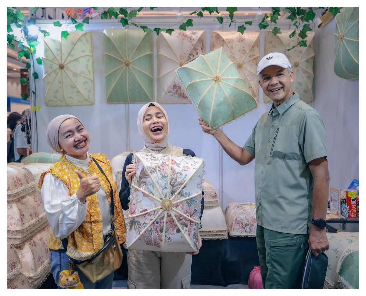 ganjarpranowo's tweet photo. Inacraft di JCC Jakarta ini selalu jadi incaran saya bersama istri. Banyak sekali produk UMKM cantik dan menarik yang dijual di sini.

Kamu sudah ke sini? https://t.co/W9EGDSTGJK