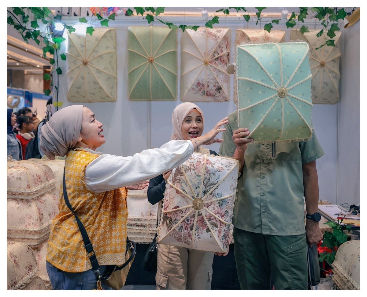 ganjarpranowo's tweet photo. Inacraft di JCC Jakarta ini selalu jadi incaran saya bersama istri. Banyak sekali produk UMKM cantik dan menarik yang dijual di sini.

Kamu sudah ke sini? https://t.co/W9EGDSTGJK