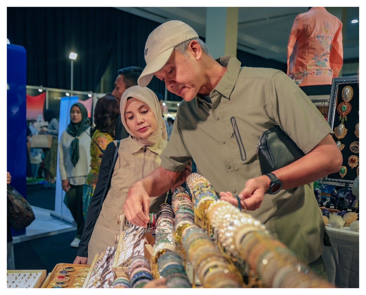 ganjarpranowo's tweet photo. Inacraft di JCC Jakarta ini selalu jadi incaran saya bersama istri. Banyak sekali produk UMKM cantik dan menarik yang dijual di sini.

Kamu sudah ke sini? https://t.co/W9EGDSTGJK
