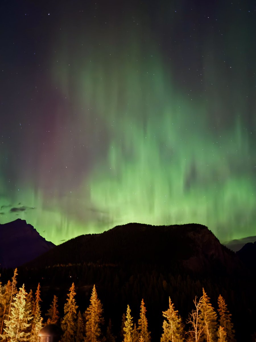 A third night of northern lights in Banff, because sleep is overrated