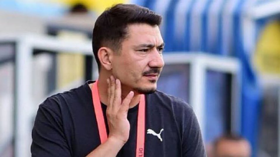 Bunu utanarak söylüyorum ki camiada yediden yetmişe herkesin yetersiz bulduğu Fırat Gül dahi 2.ligte sezonun son kısmında risk alarak sistem değişikliğine gitmişti van maçında sonrasında şampiyonluk geldi. 

Selçuk İnan kocaman bir hayal kırıklığı oldun benim için çok üzgünüm..