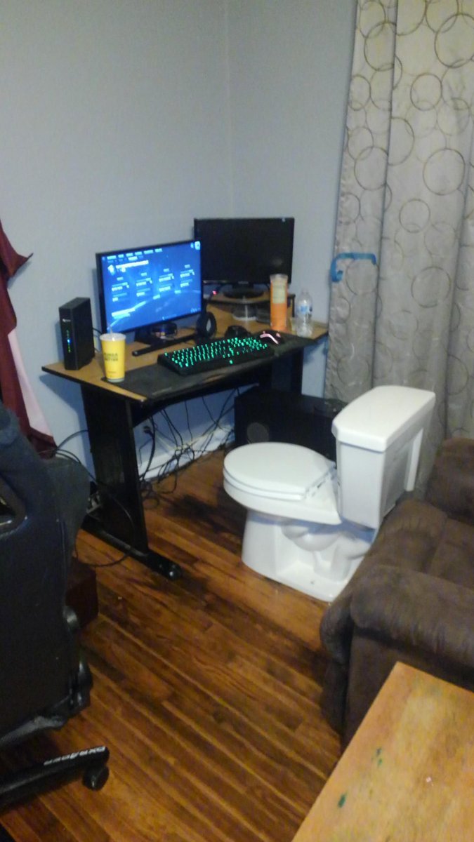 Pogs_x's tweet photo. @Dylvix Finally upgraded set up from this https://t.co/KmIVAKfOMZ