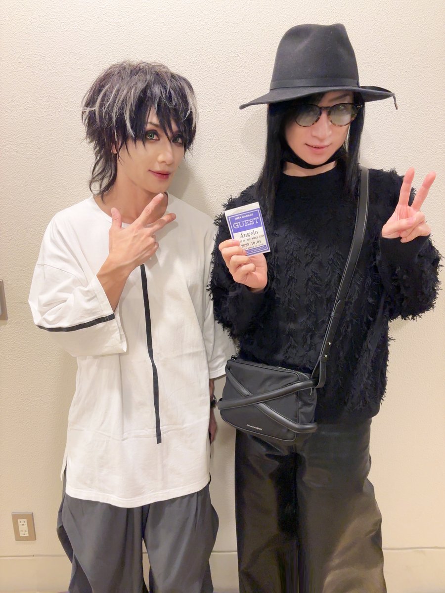 国立代々木競技場第二体育館でAngeloを観てきました！！😸🙌

キリトさんはじめ、皆さんの創り出す音と世界が素晴らしかった！

大きな舞台でギターを掻き鳴らすギル君かっこよかったな。

生憎の雨さえも、プロローグになるような素敵なライヴでした。

明日も最高の2日目になりますように！