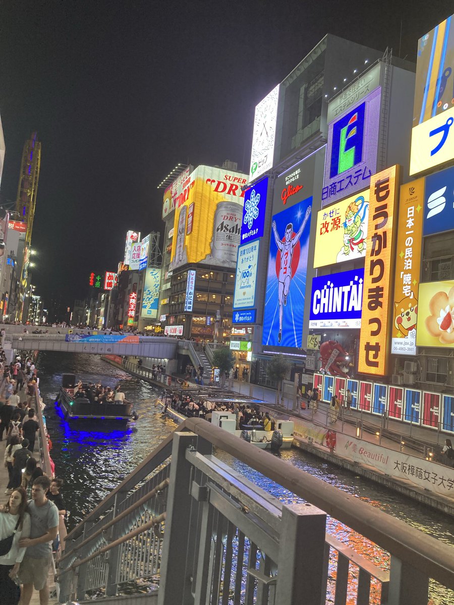 「大阪は踊る！」松竹座の舞台が開けました✨
お客様の笑い声と拍手に励まされ、幸せな初日でした。有難う御座いました🫶オープニングから
ダンスナンバーも有り、楽しんで頂けるよう、明日からもやりまっせ！OSAKA
#大阪は踊る
#松竹座