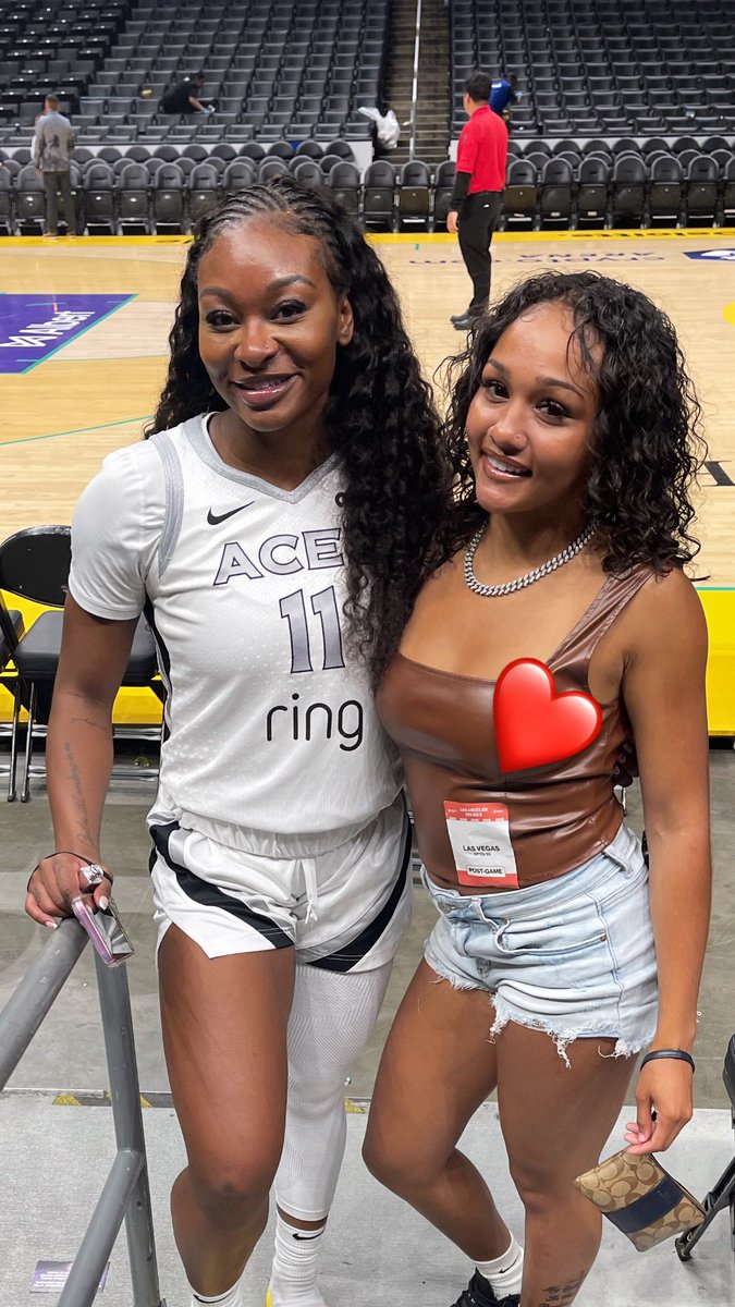 WimberlyVanessa's tweet image. HUGE congrats to one of my idols, the one and only @Danaaakianaaa ! You&apos;ve absolutely paved the way and inspired me as another &quot;big&quot; guard out here. Watching you work pushes me every day! 💪🏾🤏🏾🏀 #HeartOverHeight #AAMUWBB #collegebasketball #wnba #d1 #lasvegasaces