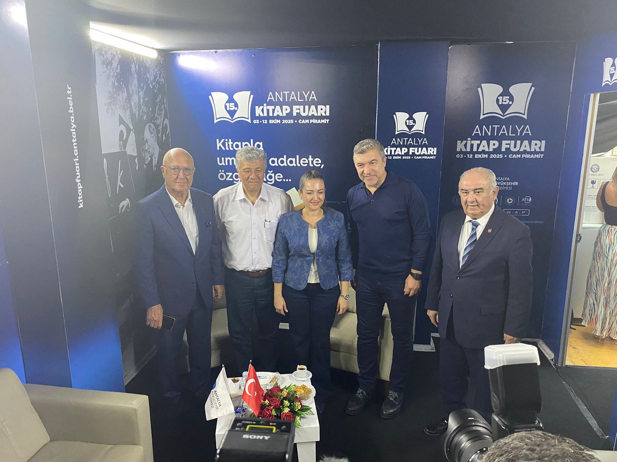Antalya Kitap Fuarı’ndayız. Bugün benim de söyleşim ve kitap imza etkinliğim vardı. Büyükşehir Başkan Vekili Büşra Özdemir’in çiçekle kutlaması ve Cemil Böcek’in katılımı etkinliğe değer kattı.
Önemli eserlerimizden olan Cam Piramit ve Kültürpark’ta, Türkiye’nin en önemli kitap