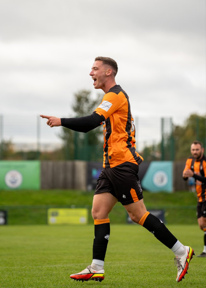 FIFC's tweet photo. 👈😀 @JakeHutchinso14 

📸 @sharnvisuals 

#fifc | 🟠⚫️ https://t.co/BmpxJD3NrK