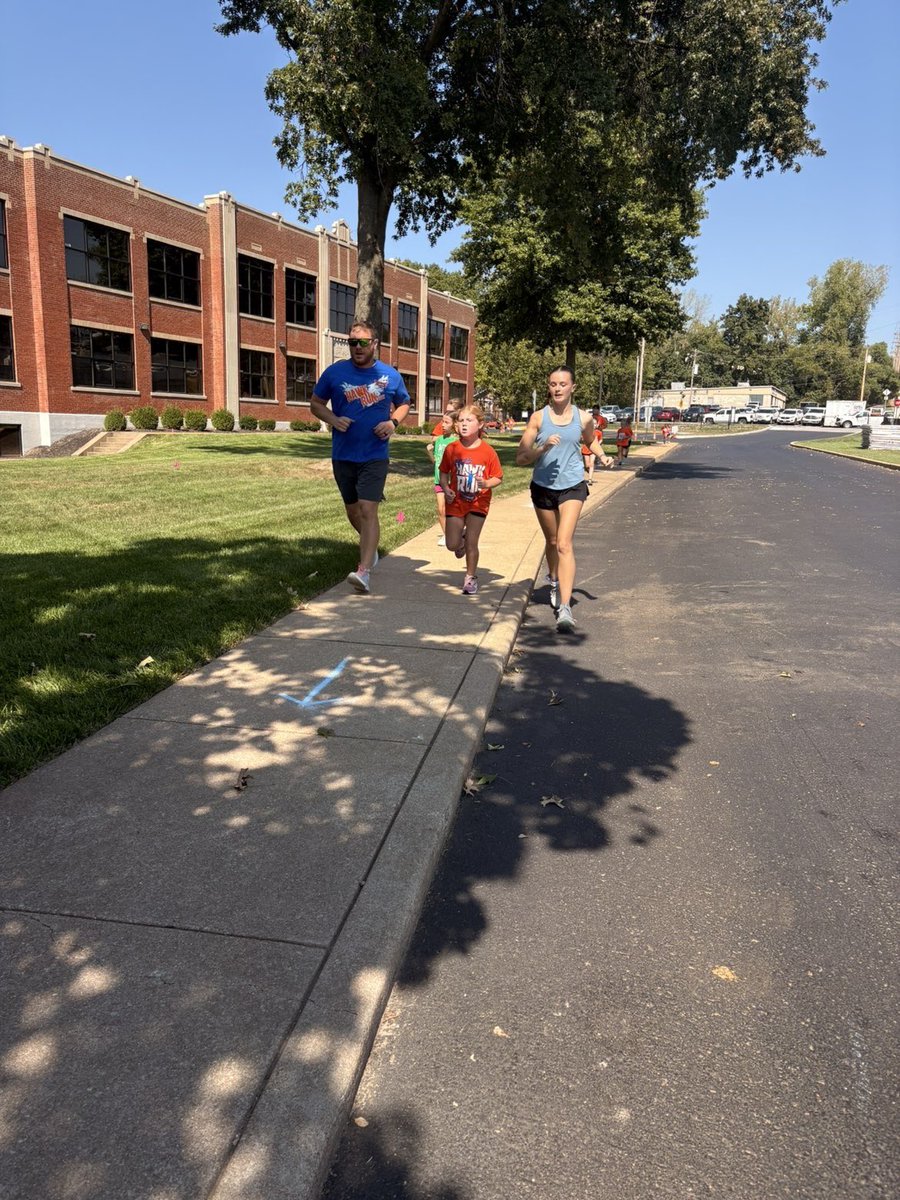 vphsleadership's tweet photo. Such a great day supporting the Hawk Run! Our Leadership students showed up with energy, teamwork, and Hawk pride. Huge shoutout to Coach Menley for putting together such an awesome event for our community! 💙🧡@ValleyParkSD @coachmenley https://t.co/g9lj6pQ6Yf