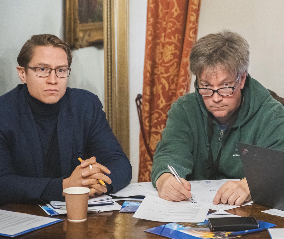 ORostila's tweet photo. Perussuomalaiset puolustaa ainoana puolueena suomen kieltä henkeen ja vereen.
 
1. Suomen kielelle kuuluu ehdoton etusija

Koulujen rappion iso osasyy on lukemattomien äidinkielten opettaminen. Maahanmuuttajien ja supisuomalaisten oikea yhdysside on suomen kieli.

2. Ruotsin pakollisuus poistettava

Hyväksymme ruotsin toisena kansalliskielenä, mutta pakko on kelvoton keino kielitaidon kohennukseen. Suomen kansalliskielillä on yhteinen vihollinen.
 
3. Suomen kieli hallitkoon korkeakouluissa

Mikään muu valtio maailmassa ei järjestä suomenkielistä korkeakouluopetusta.
Opintojen englanninkielisyys on ehdottomasti väärä houkutin ulkomaisille opiskelijoille.
 
4. Suomenkielisten on herättävä itsepuolustukseen

Taistelemme englannin ylivaltaa ja väestönvaihtoa vastaan. Maailmanlaajuisesti olemme pikkuruinen kielivähemmistö. Suomessa meidän on säilyttävä enemmistönä.