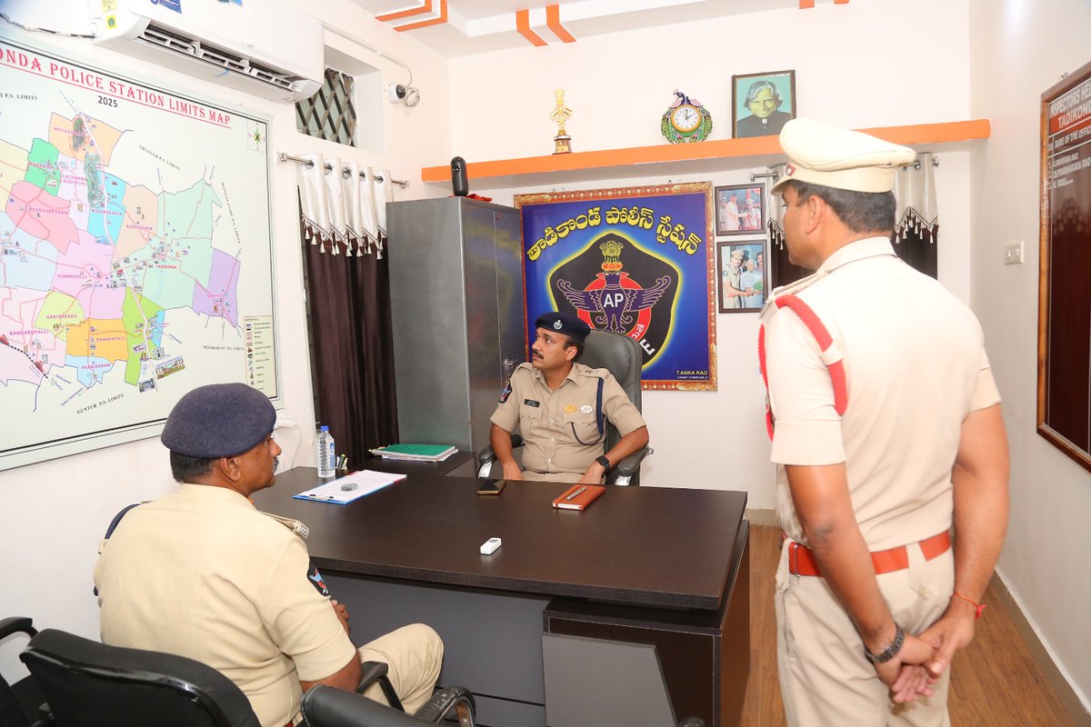 police_guntur's tweet image. // క్షేత్ర స్థాయిలో  ప్రజలకు మెరుగైన పోలీస్ సేవలు అందేలా చర్యలు తీసుకోండి.-- గుంటూరు జిల్లా ఎస్పీ శ్రీ వకుల్ జిందాల్ ఐపీఎస్ గారు,.//
@APPOLICE100 
@HomeMinisterAP 
@AndhraPradeshCM 
@APDeputyCMO 
#BetterPoliceServices
#PoliceReforms
#Accountability
#TransparencyInPolicing
