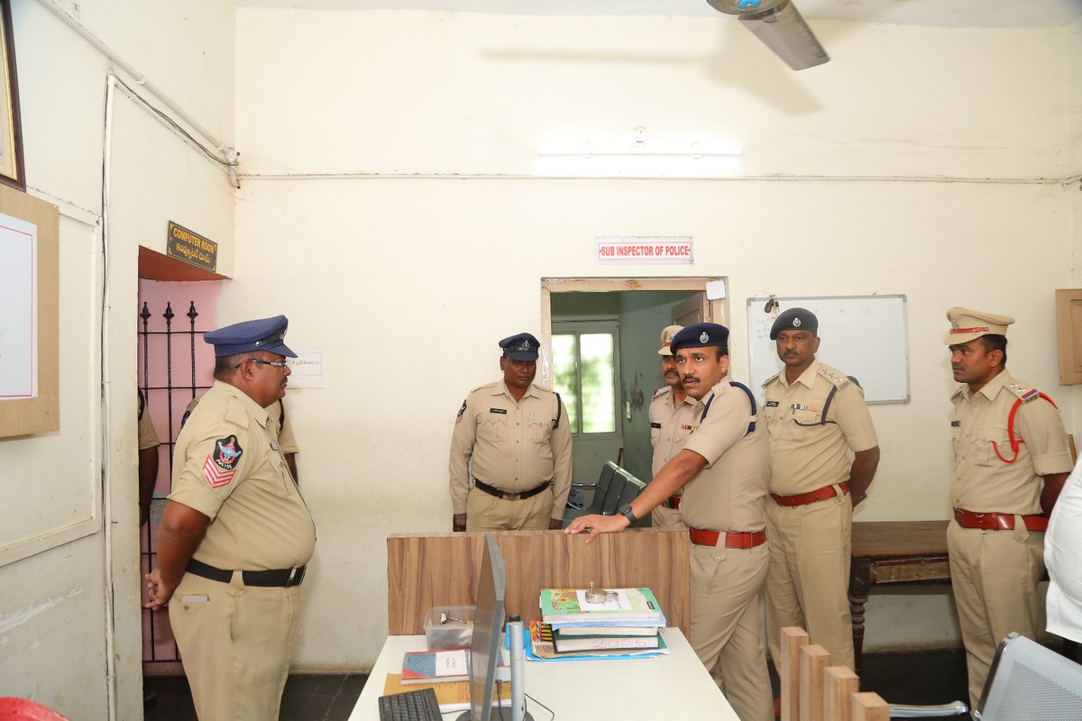 police_guntur's tweet image. // క్షేత్ర స్థాయిలో  ప్రజలకు మెరుగైన పోలీస్ సేవలు అందేలా చర్యలు తీసుకోండి.-- గుంటూరు జిల్లా ఎస్పీ శ్రీ వకుల్ జిందాల్ ఐపీఎస్ గారు,.//
@APPOLICE100 
@HomeMinisterAP 
@AndhraPradeshCM 
@APDeputyCMO 
#BetterPoliceServices
#PoliceReforms
#Accountability
#TransparencyInPolicing