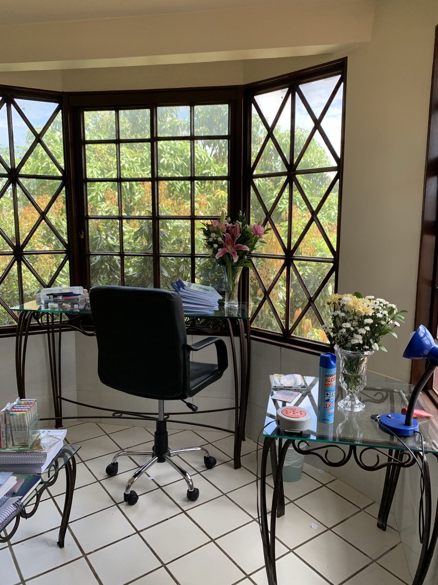 najudabahia's tweet photo. e quando eu morava com meus pais e essa era a minha vista e minha escrivaninha… saudade depressão trevas https://t.co/ojyGUaCQDO