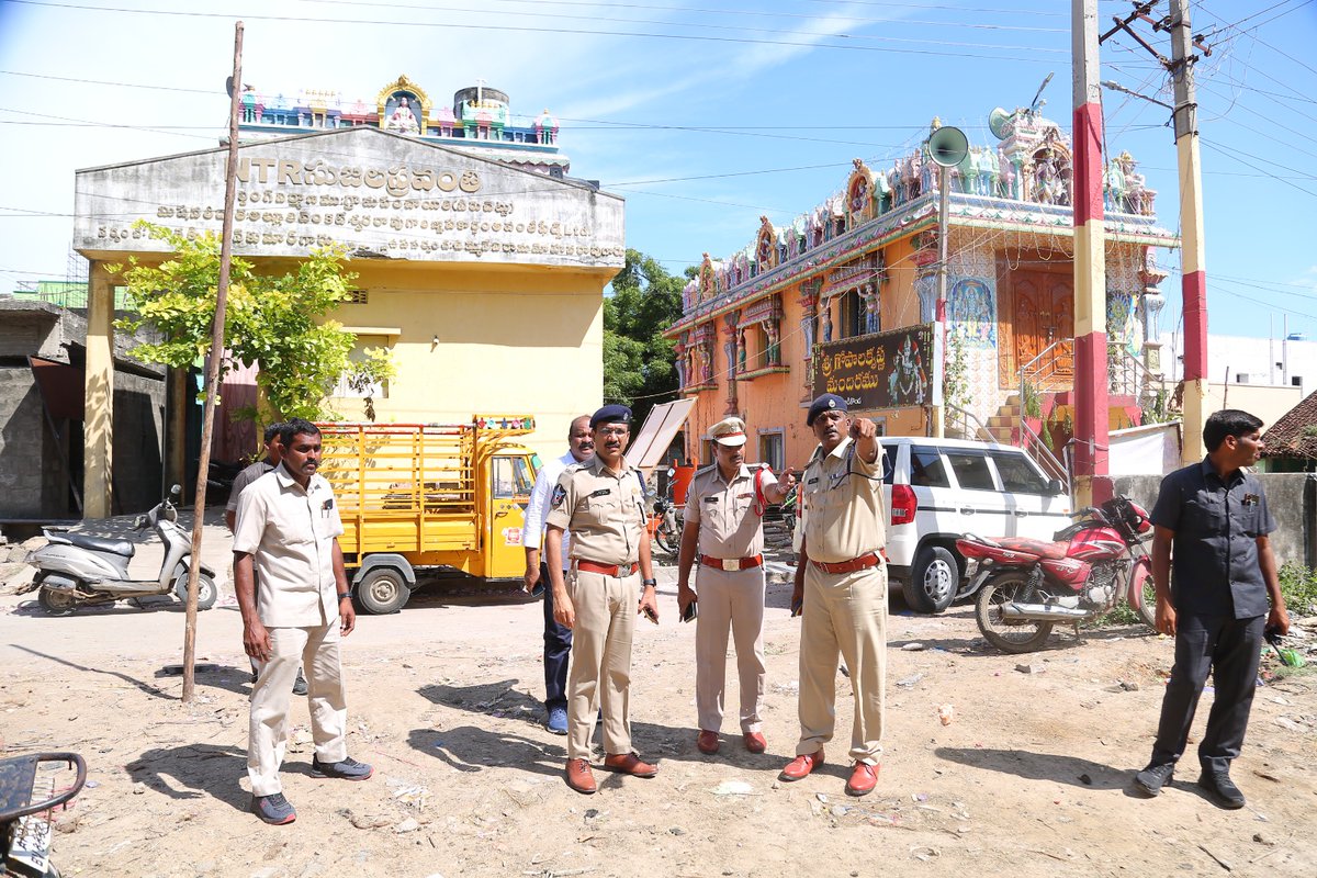 police_guntur's tweet image. // క్షేత్ర స్థాయిలో  ప్రజలకు మెరుగైన పోలీస్ సేవలు అందేలా చర్యలు తీసుకోండి.-- గుంటూరు జిల్లా ఎస్పీ శ్రీ వకుల్ జిందాల్ ఐపీఎస్ గారు,.//
@APPOLICE100 
@HomeMinisterAP 
@AndhraPradeshCM 
@APDeputyCMO 
#BetterPoliceServices
#PoliceReforms
#Accountability
#TransparencyInPolicing