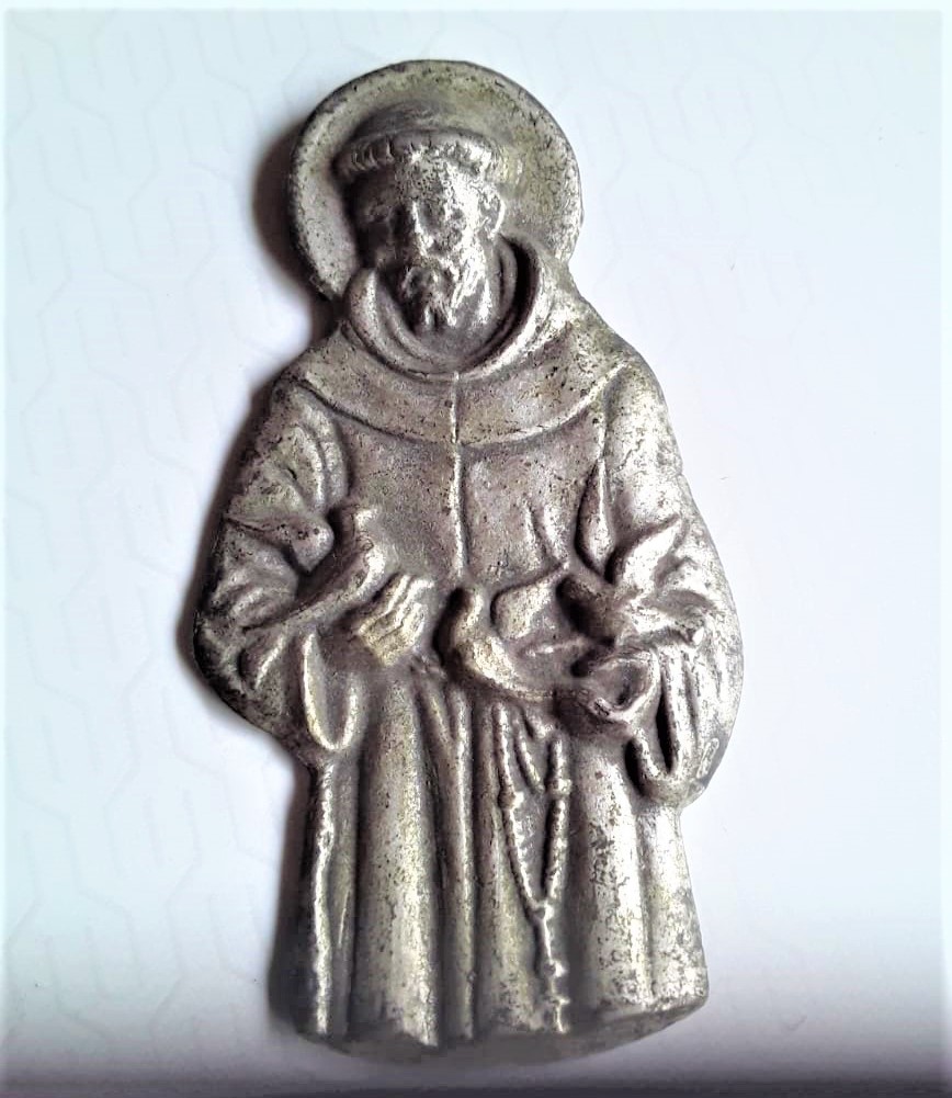 Hoy en el Dia de SAN FRANCISCO DE ASIS, patrono de los ANIMALES, están bendiciéndolos en todas las Iglesias Franciscanas.
Hoy están recibiendo a los MAMERTOS para que los bendigan a ver si se les quita LO ANIMALES.