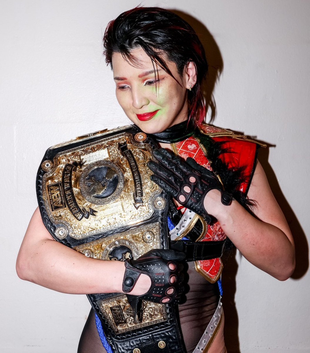 🚨 Hikaru Shida revelou que renovou seu contrato com a AEW, e também o seu visto nos EUA.