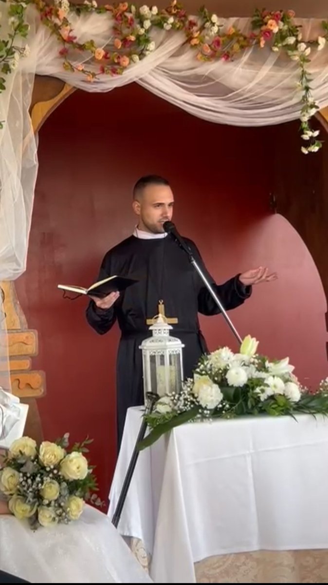 0scar73's tweet photo. El finde pasado tuve el gran honor y responsabilidad de oficiar la boda de una familiar (acompañado de un disfraz sorpresa).

La ceremonia encantó y sacó muchas risas a todos los invitados aunque la llenara de referencias a Dark Souls y Monster Hunter (a gusto de los novios). 😇 https://t.co/qociC9XpuD