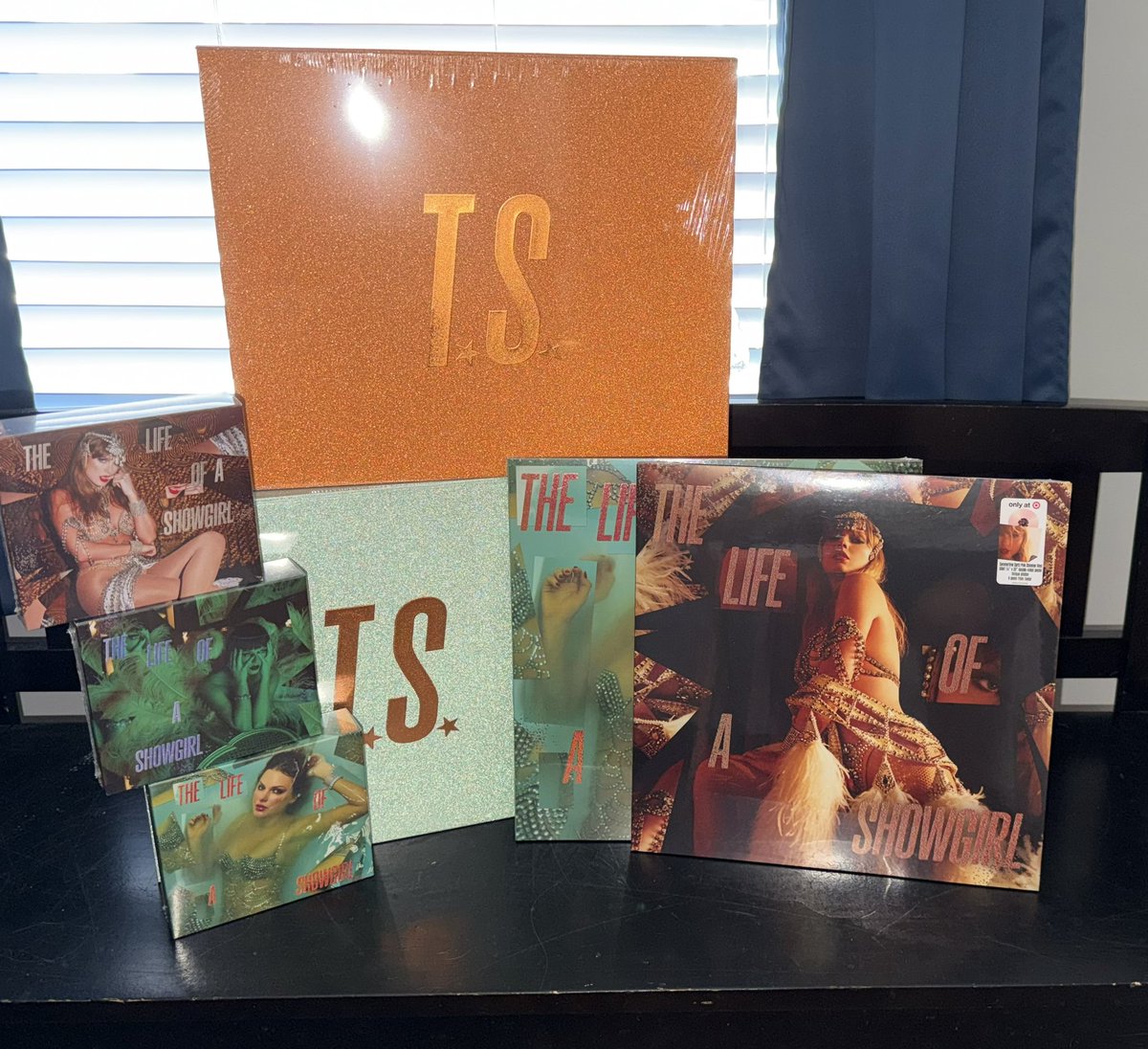 rmkidd2's tweet image. My TLOAS release day deliveries!! 🧡❤️‍🔥 #TaylorSwift #TSTheLifeofaShowgirl @taylornation13 @taylorswift13