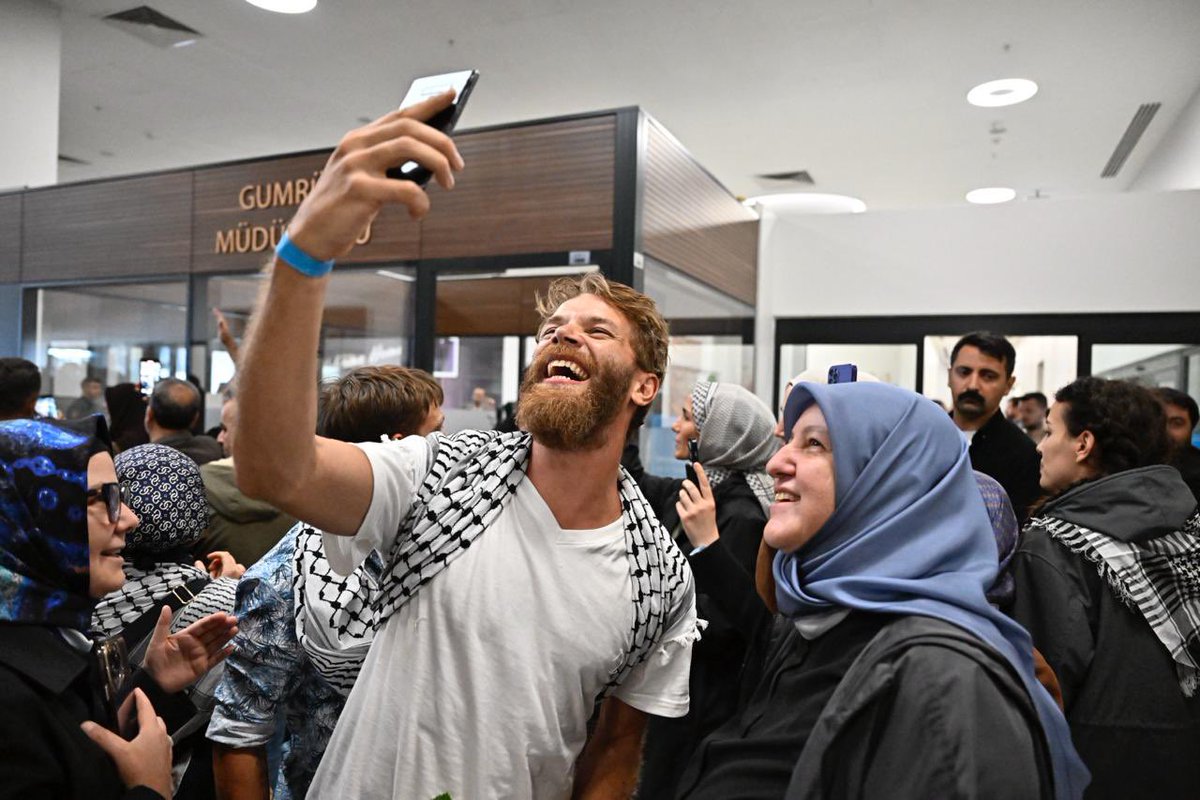 Umudun Limanı Türkiye
Gazze’ye insani yardım ulaştırmak için yola çıkan Sumud Filosu’nun cesur Türk ve Uluslararası aktivistleri, Türkiye Cumhuriyetinin girişimleriyle Türkiye’ye ulaştı.

Aylarca süren yolculuk ve günlerce insanlık dışı muamele görmelerinin ardından; dualar
