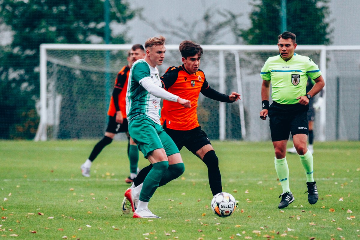 #ChrobryII | Po pierwszej połowie drugi zespół Chrobrego prowadzi z Polonią Środa Śląska 1:0. Bramkę dla Pomarańczowo-Czarnych zdobył Sebastian Francus.