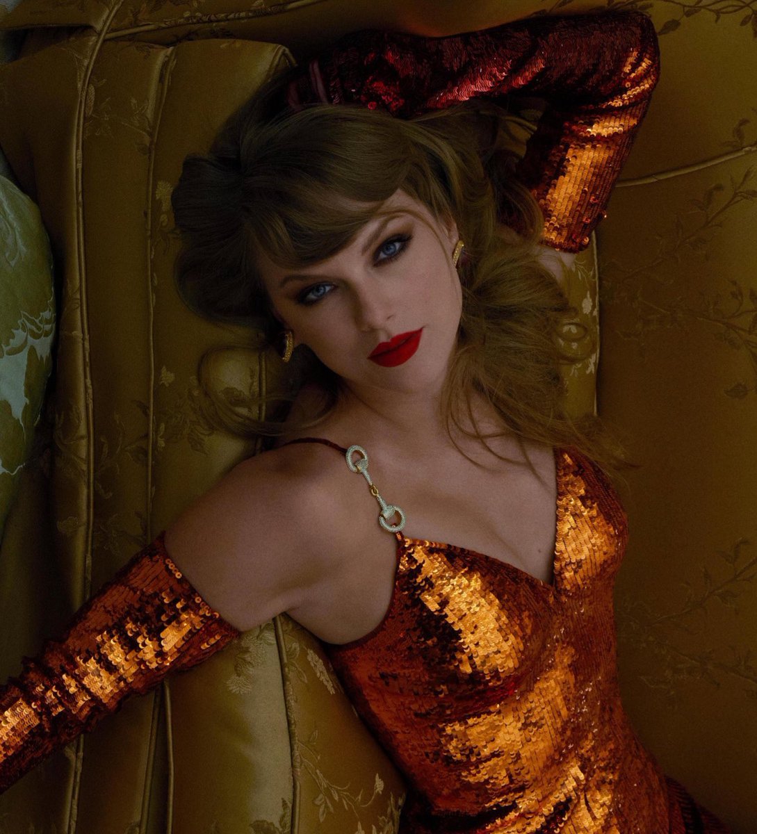 FilmUpdates's tweet photo. Taylor Swift scores the #1 debut at the domestic box office with ‘THE OFFICIAL RELEASE PARTY OF A SHOWGIRL,’ which grossed $15.8M on Friday.

Eyeing a $30–35M opening weekend. https://t.co/ePRZH7rHPr