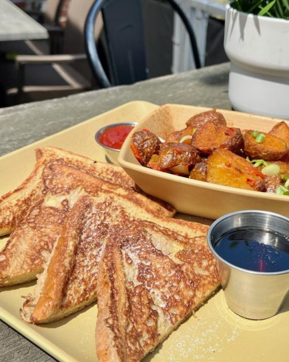 LocalBeerBar's tweet photo. Indulge in your favorite dishes, sip on bubbly, and soak in the weekend vibes. See you this Saturday and Sunday from 11:30 AM to 3 PM—your table is waiting!

📍 85 Mill Plain Rd, Fairfield, CT 
#FairfieldEats #BrunchVibes #FairfieldCT #LocalCraftKitchenAndBar #HotMapleFrenchToast https://t.co/aw8DSm53tw