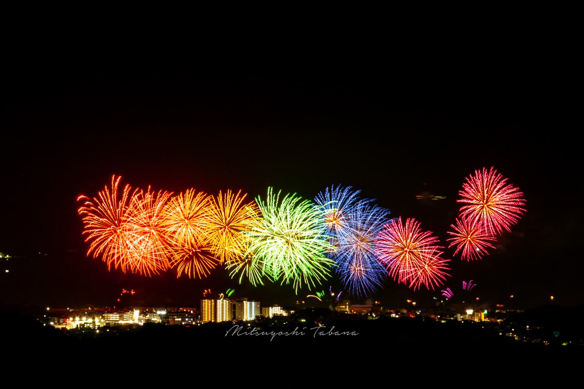 t_informations's tweet image. 夜空に広がる虹色のスターマイン🌈✨
#田辺花火大会 、色彩のグラデーションが本当に美しかったです。

📍 和歌山県田辺市
📷 Sony α900 + 75-300mm

#花火大会 #田辺市 #和歌山 #夏の思い出 #スターマイン #虹色花火 #花火撮影 #夜景写真 #fireworksphotography   #花火好きな人と繋がりたい
