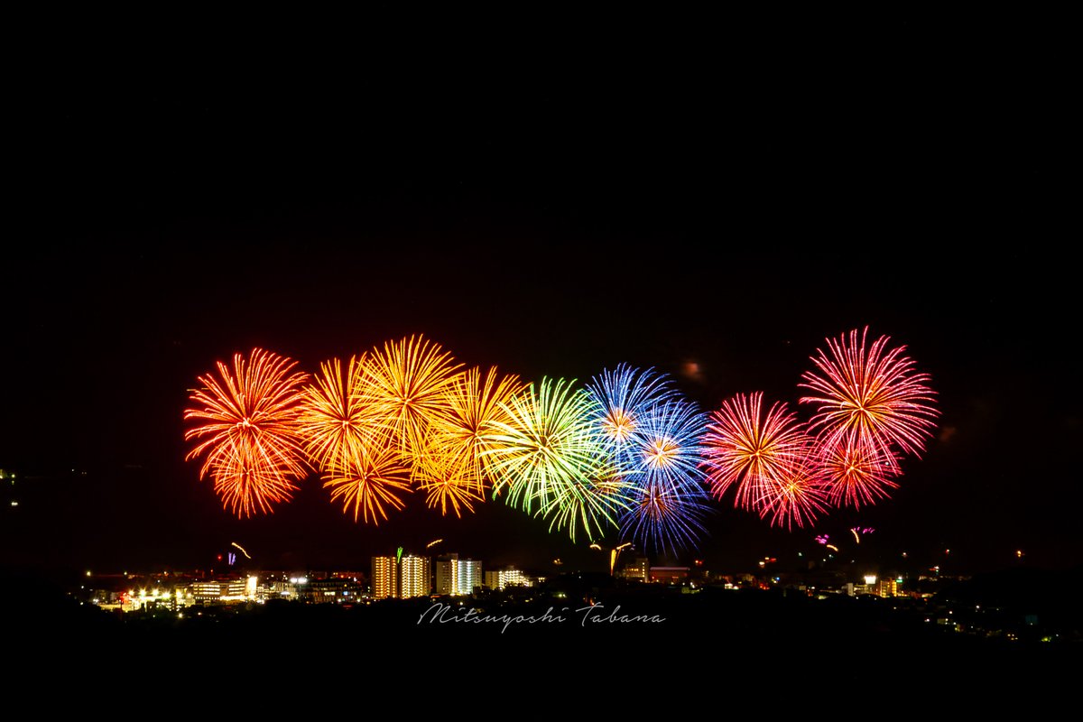 t_informations's tweet image. 夜空に広がる虹色のスターマイン🌈✨
#田辺花火大会 、色彩のグラデーションが本当に美しかったです。

📍 和歌山県田辺市
📷 Sony α900 + 75-300mm

#花火大会 #田辺市 #和歌山 #夏の思い出 #スターマイン #虹色花火 #花火撮影 #夜景写真 #fireworksphotography   #花火好きな人と繋がりたい