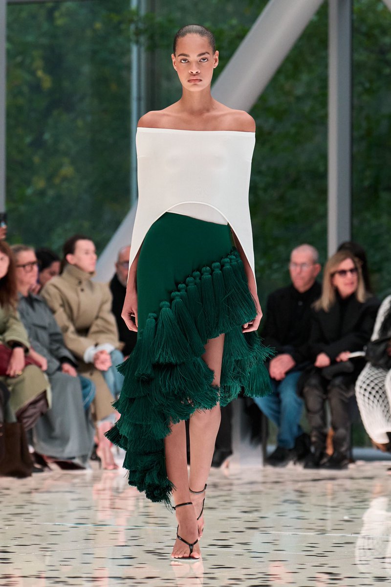 jacquemusx's tweet photo. Great greens at Alaïa SS26 https://t.co/hWhJt3KruW