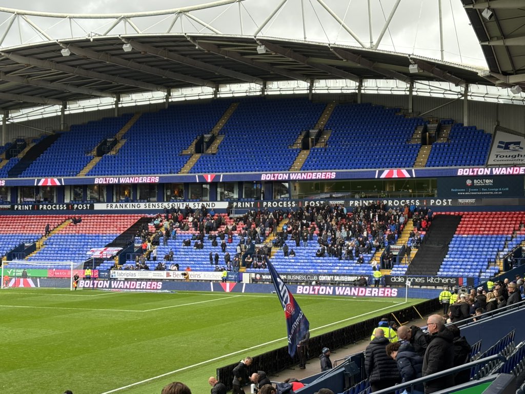 StephenCarr_02's tweet photo. @fan_banter I tried but they all scarpered when it rained https://t.co/MUydgk6eGU