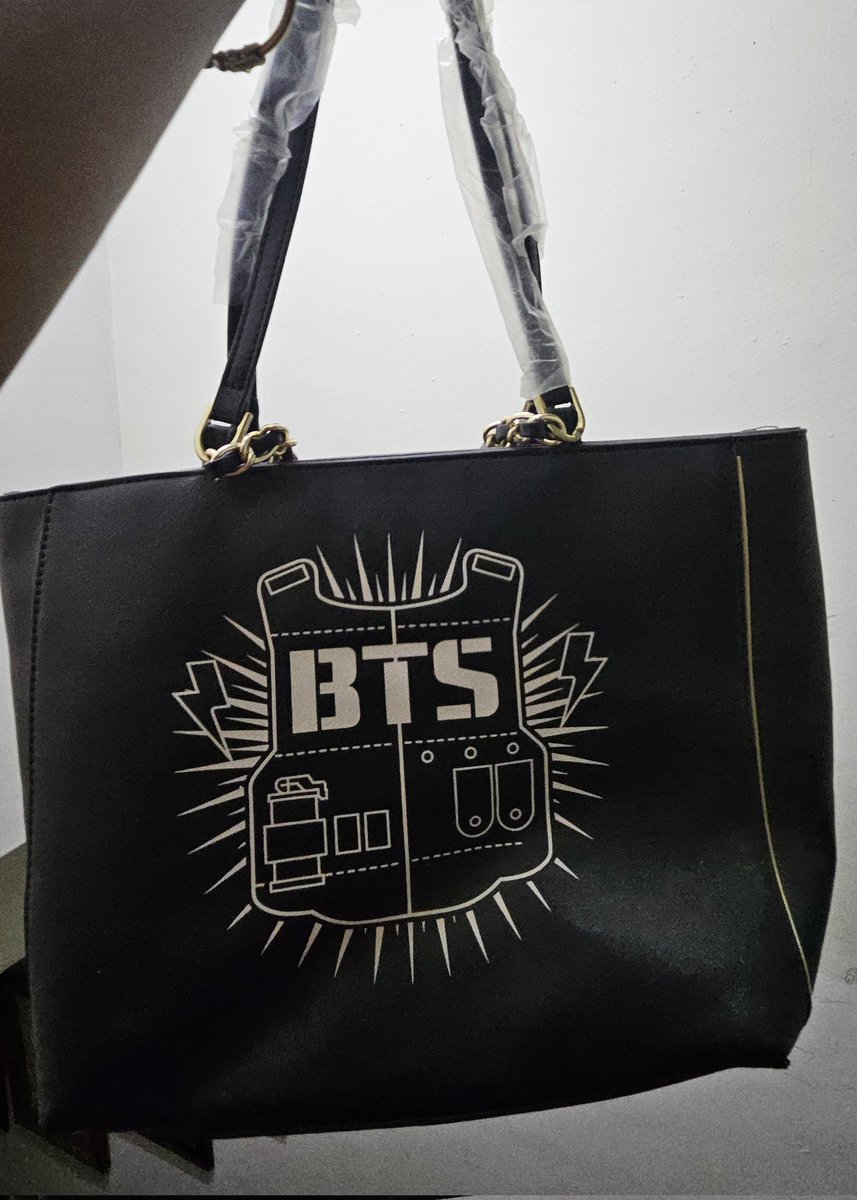 greenteh8's tweet photo. Found these while cleaning.  Anyone want? Just pay for postage 

#pasarbts #wtsbts #myARMYjual https://t.co/tBdLUWxjRv