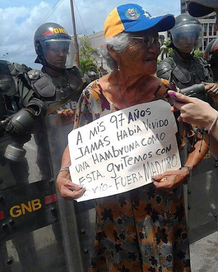 _NOALCOMUNISMO's tweet photo. DOS DE LAS FOTOS QUE MÁS ME HAN IMPACTADO EN LA VIDA:
2.- UNA ANCIANA DE 97 AÑOS PROTESTANDO EN VENEZUELA POR EL HAMBRE Y LAS NECESIDADES QUE PADECE. DETRÁS, EL PODER REPRESIVO DEL RÉGIMEN DICTATORIAL https://t.co/mH2dgclfSl