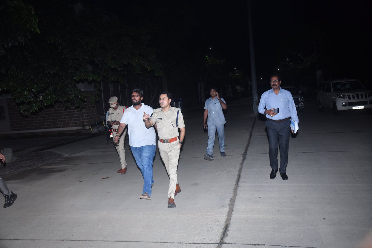 KAKINADAPOLICE's tweet image. కాకినాడ జేఎన్టీయూలో రేపు నిర్వహించే అసిస్టెంట్ పబ్లిక్ ప్రాసిక్యూటర్ పోస్టుల నియామకానికి సంబంధించిన రాత పరీక్ష నేపథ్యంలో, JNTU-KAKINADA లో పరీక్ష నిర్వహణ &amp;amp; పటిష్ట బందోబస్తు ఏర్పాట్లను పరిశీలించిన కాకినాడ జిల్లా SP శ్రీ G. #BinduMadhavIPS గారు

@APPOLICE100 
#appolice
#APSLPRB