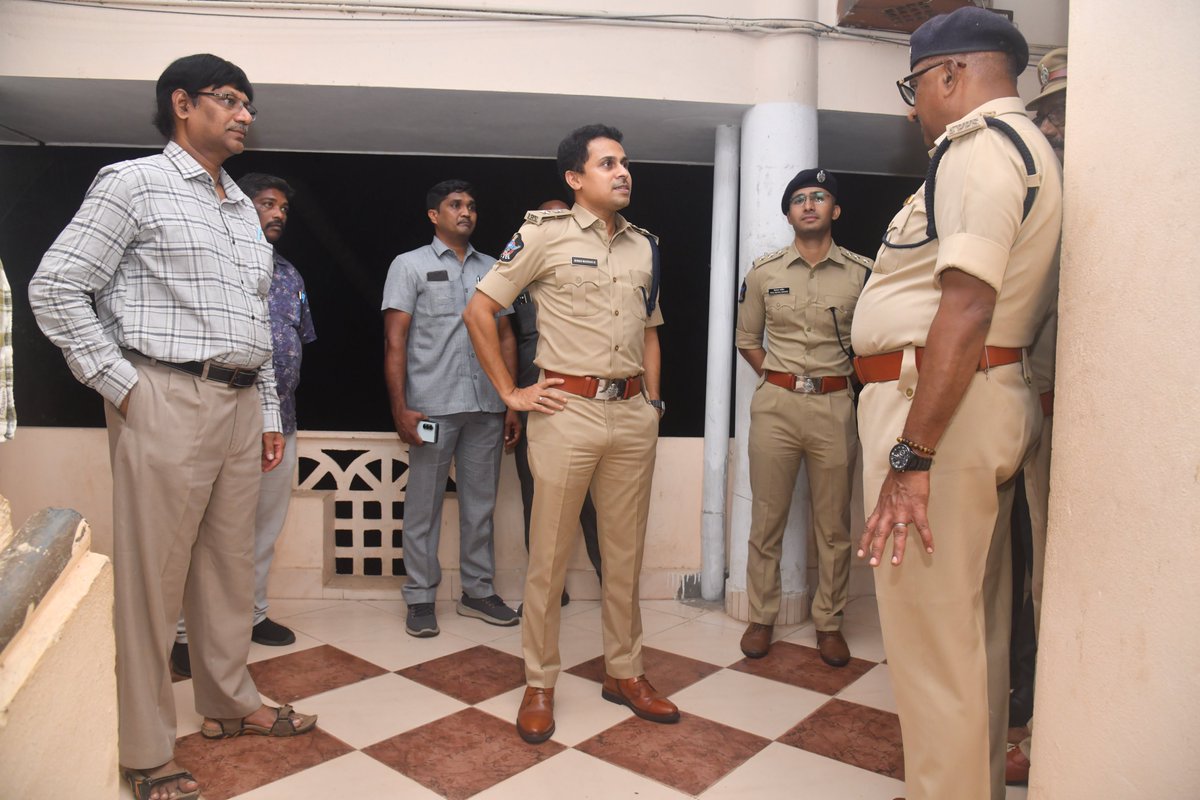 KAKINADAPOLICE's tweet image. కాకినాడ జేఎన్టీయూలో రేపు నిర్వహించే అసిస్టెంట్ పబ్లిక్ ప్రాసిక్యూటర్ పోస్టుల నియామకానికి సంబంధించిన రాత పరీక్ష నేపథ్యంలో, JNTU-KAKINADA లో పరీక్ష నిర్వహణ &amp;amp; పటిష్ట బందోబస్తు ఏర్పాట్లను పరిశీలించిన కాకినాడ జిల్లా SP శ్రీ G. #BinduMadhavIPS గారు

@APPOLICE100 
#appolice
#APSLPRB