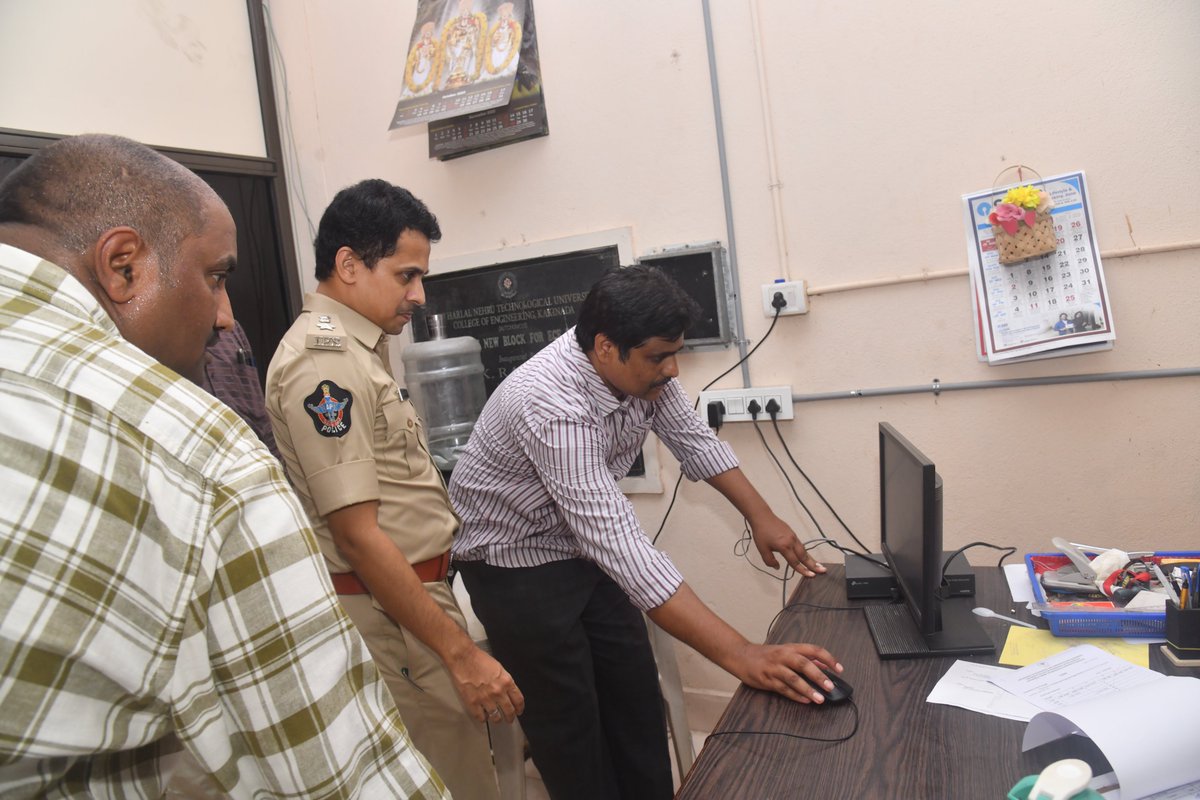 KAKINADAPOLICE's tweet image. కాకినాడ జేఎన్టీయూలో రేపు నిర్వహించే అసిస్టెంట్ పబ్లిక్ ప్రాసిక్యూటర్ పోస్టుల నియామకానికి సంబంధించిన రాత పరీక్ష నేపథ్యంలో, JNTU-KAKINADA లో పరీక్ష నిర్వహణ &amp;amp; పటిష్ట బందోబస్తు ఏర్పాట్లను పరిశీలించిన కాకినాడ జిల్లా SP శ్రీ G. #BinduMadhavIPS గారు

@APPOLICE100 
#appolice
#APSLPRB