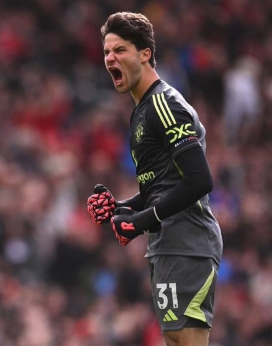 vij_redevils's tweet photo. Finally we have a goal keeper who can boldly come out and claim the ball..Tears in my eyes man..
#MUFC https://t.co/a4OTKpylJn