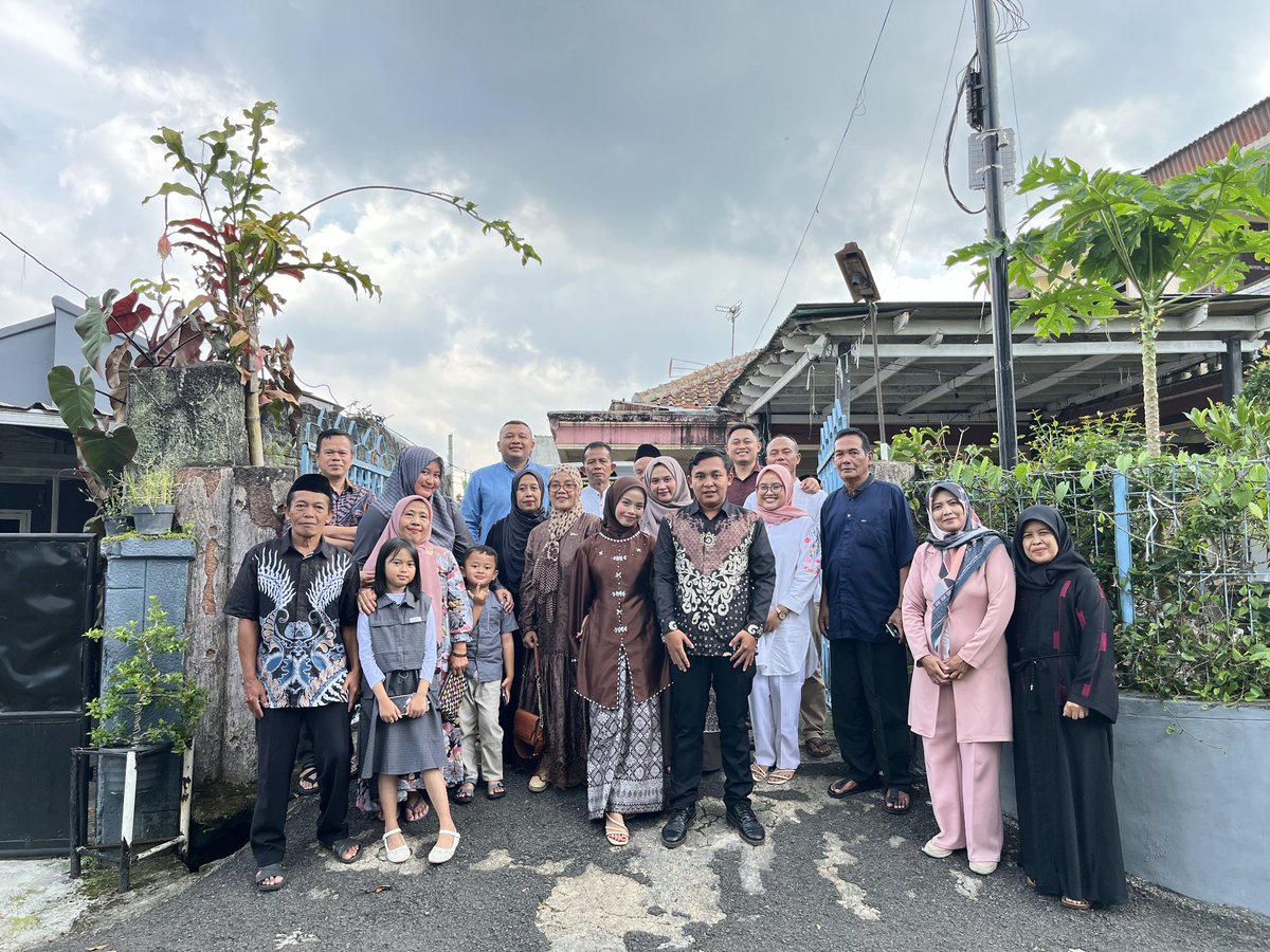 cacanttk_'s tweet photo. Ternyata, aku bersama dgn laki laki yang tidak banyak bicara tapi dibuktikan dgn tindakkan yang nyata. Dgn cincin yang sudah melingkar dijari manis ini, aku mau bilang terimakasih telah memilihku menjadi pendamping hidupmu, sekali lagi terimakasih. Semoga lancar sampai akhir🥹🫶 https://t.co/ztsMIpQ93d