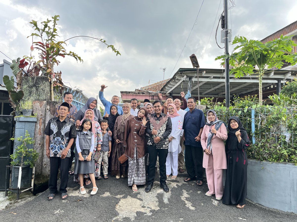 cacanttk_'s tweet photo. Ternyata, aku bersama dgn laki laki yang tidak banyak bicara tapi dibuktikan dgn tindakkan yang nyata. Dgn cincin yang sudah melingkar dijari manis ini, aku mau bilang terimakasih telah memilihku menjadi pendamping hidupmu, sekali lagi terimakasih. Semoga lancar sampai akhir🥹🫶 https://t.co/ztsMIpQ93d